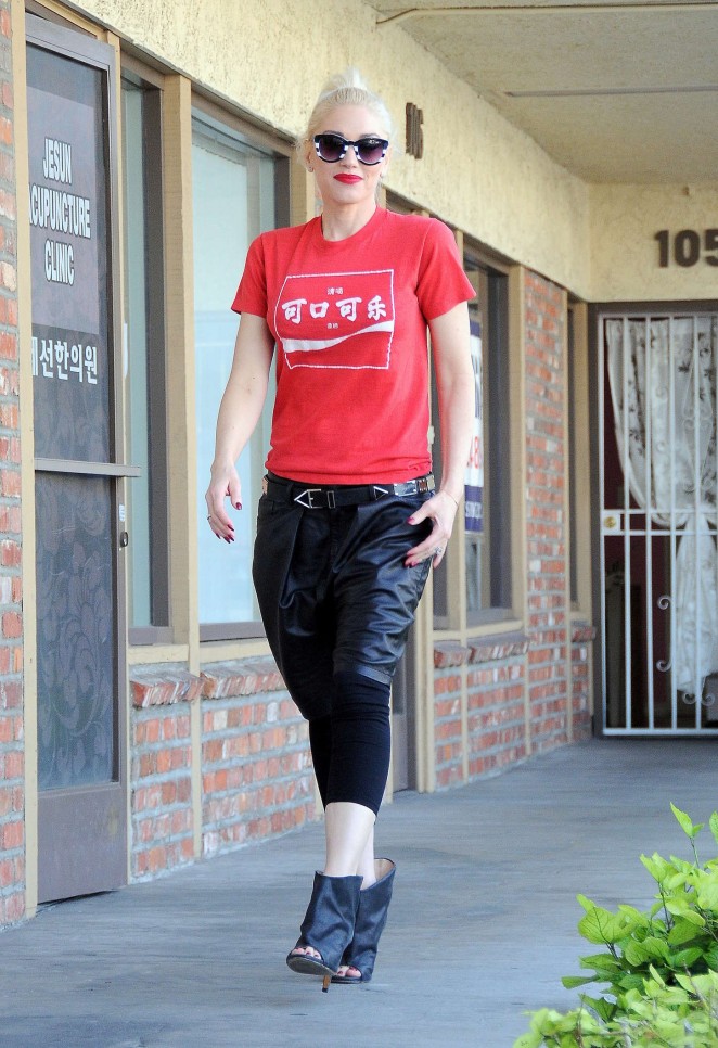 Gwen-Stefani-- in-black-leather-shorts-Out-and-about-in-LA-