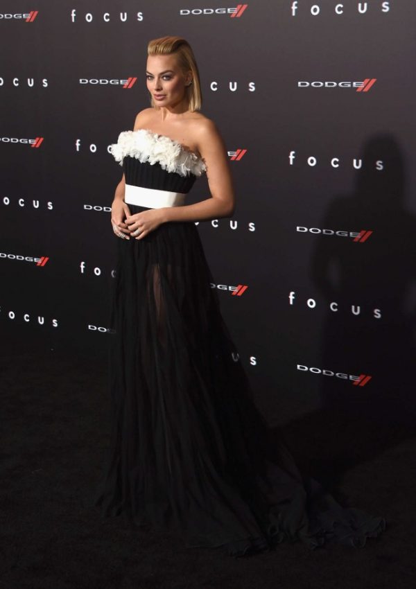 Margot Robbie In Giambattista Valli Couture  at  the  ‘Focus’ LA Premiere