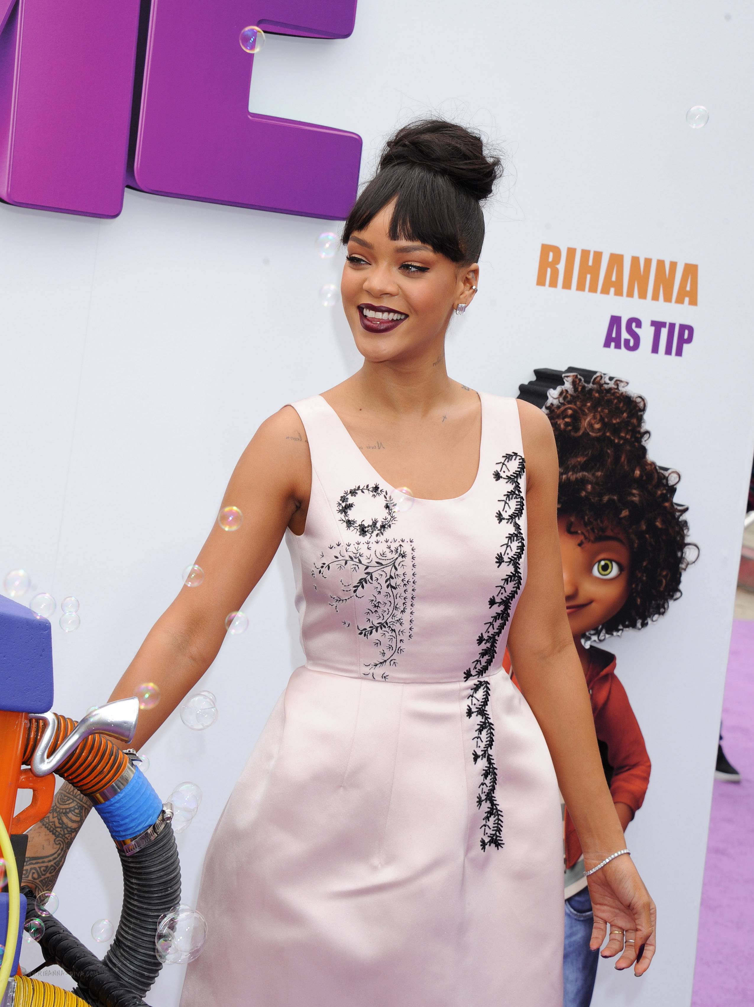  Rihanna-in-Christian-Dior-at-Los-Angeles-HOME-Premiere 