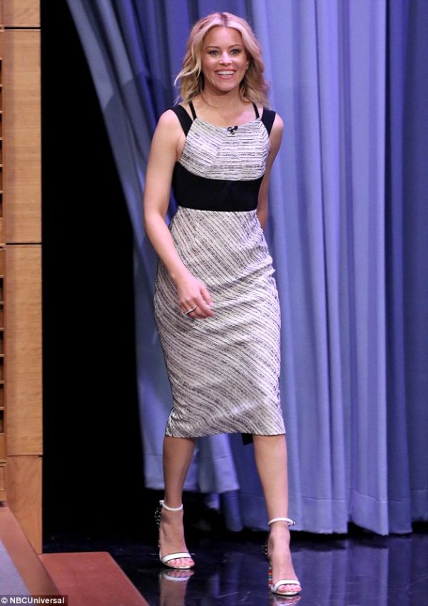 Elizabeth  Banks in Roland Mouret on ‘The Tonight Show Starring Jimmy Fallon’
