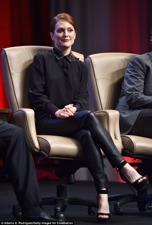  julianne-moore-in-givenchy-at-2015-cinemacon-2015