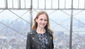 Britt-Robertson-Visiting-the-Empire-State-Building-20-662×993