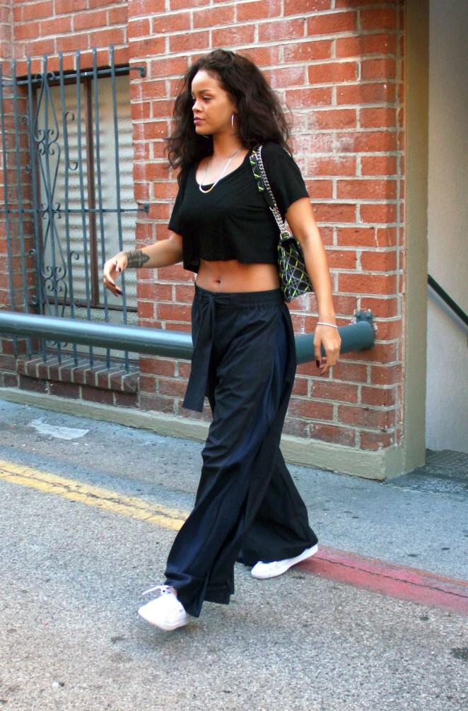 Rihanna-Out-in-Beverly-Hills-01-662×1006