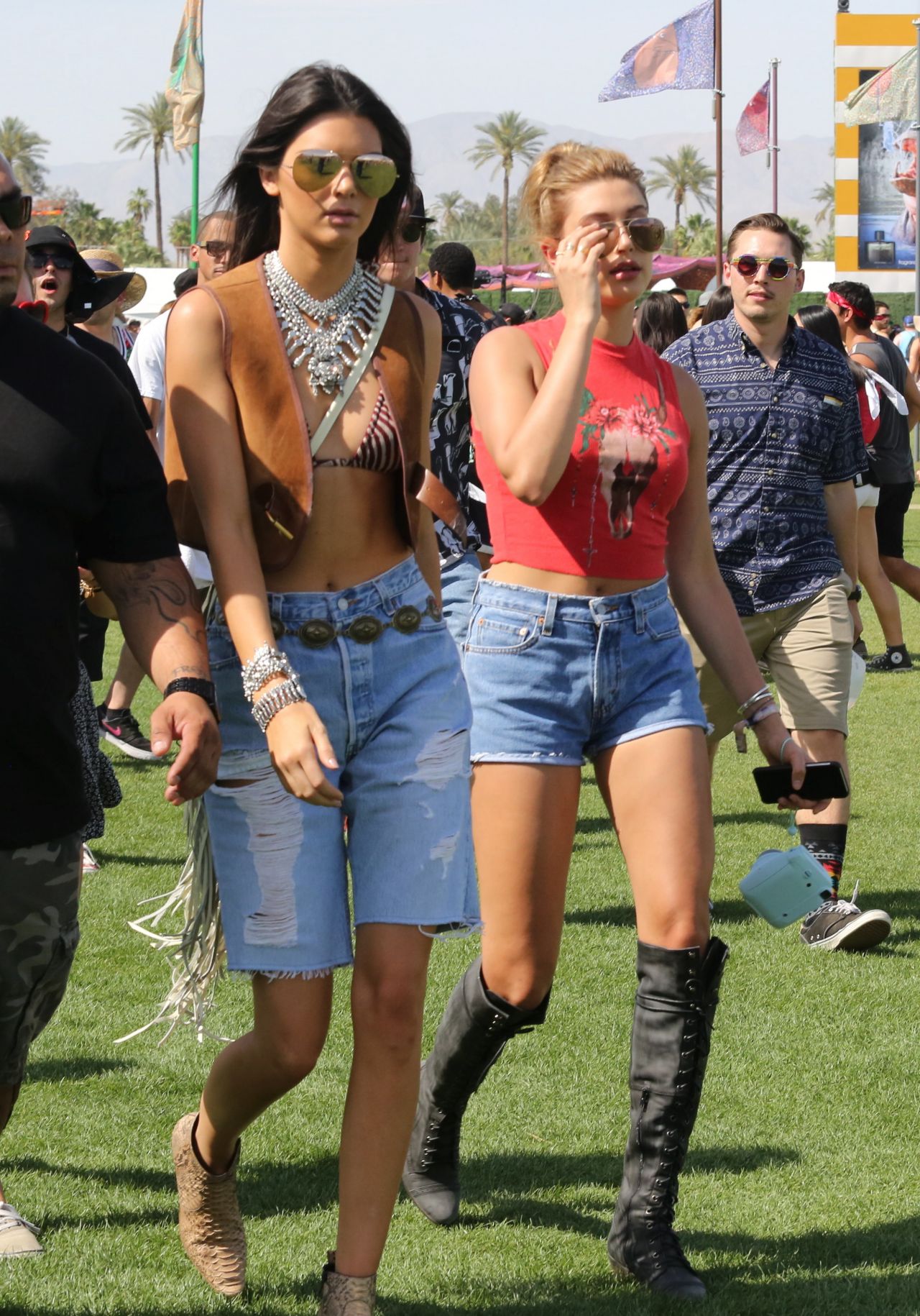 kendall-jenner-and-hailey-baldwin-2015-coachella-valley-music-and-arts-festival-in-indio_6