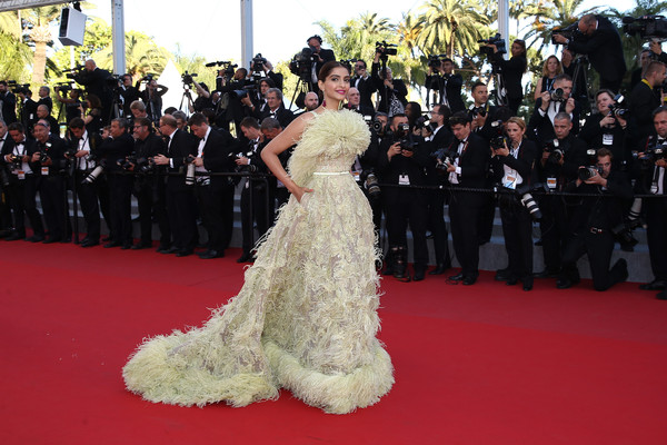  sonam-kapoor-in-elie-saab-couture-inside-out-cannes-film-festival-premiere