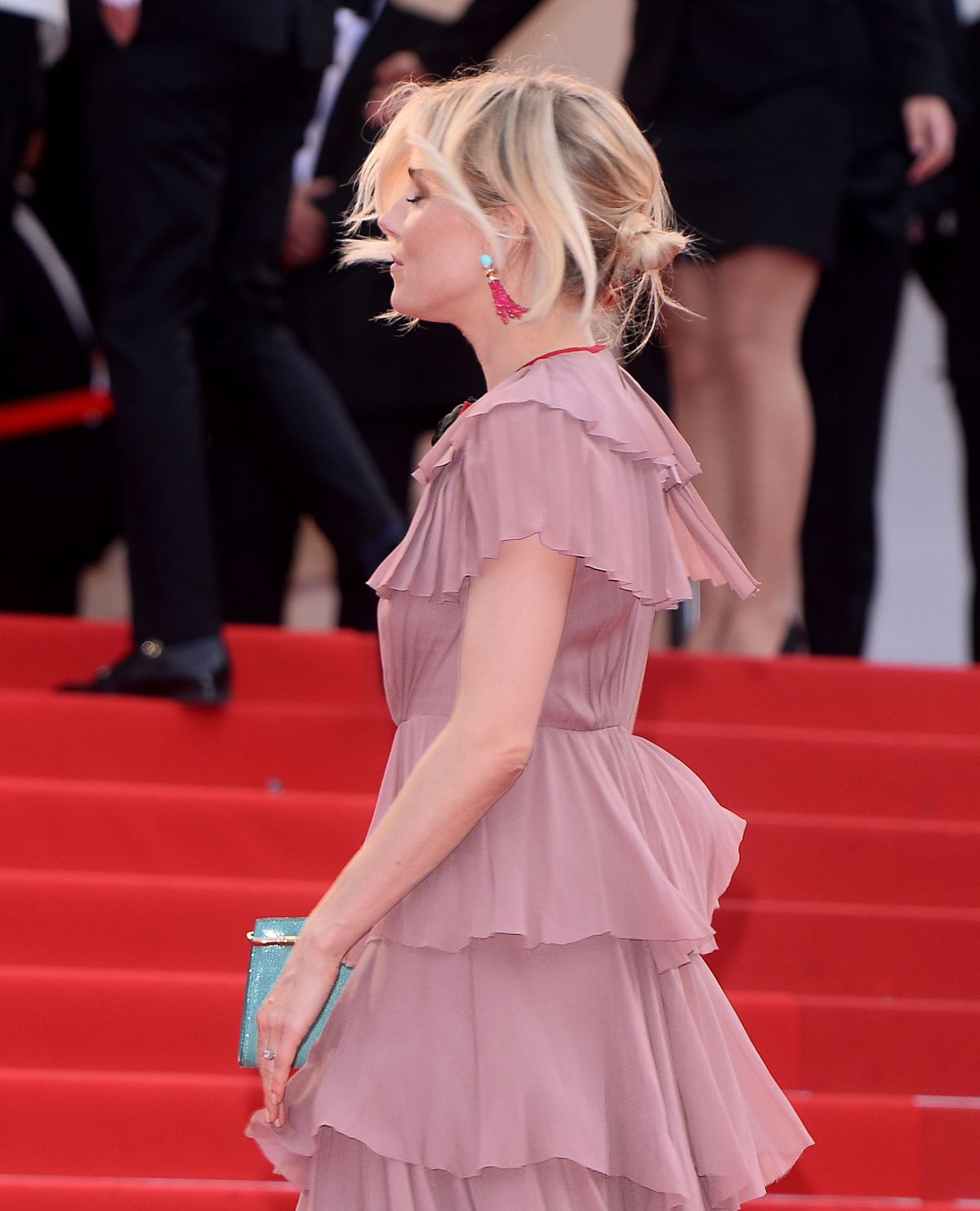 sienna-miller- in-gucci-at-macbeth-premiere-at-cannes-film-festival_