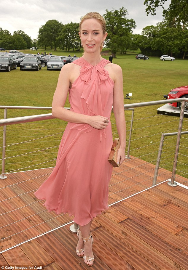 emily-blunt-in-jenny-packham-audi-polo-challenge