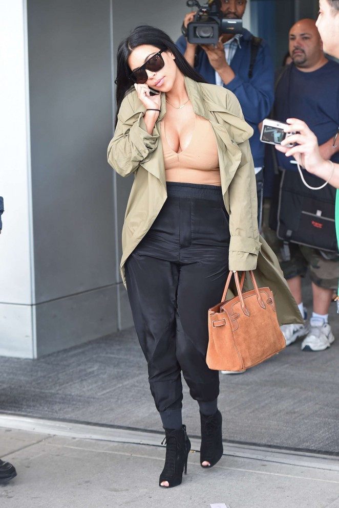Kim-Kardashian-Arrives-at-JFK-airport-04-662×993