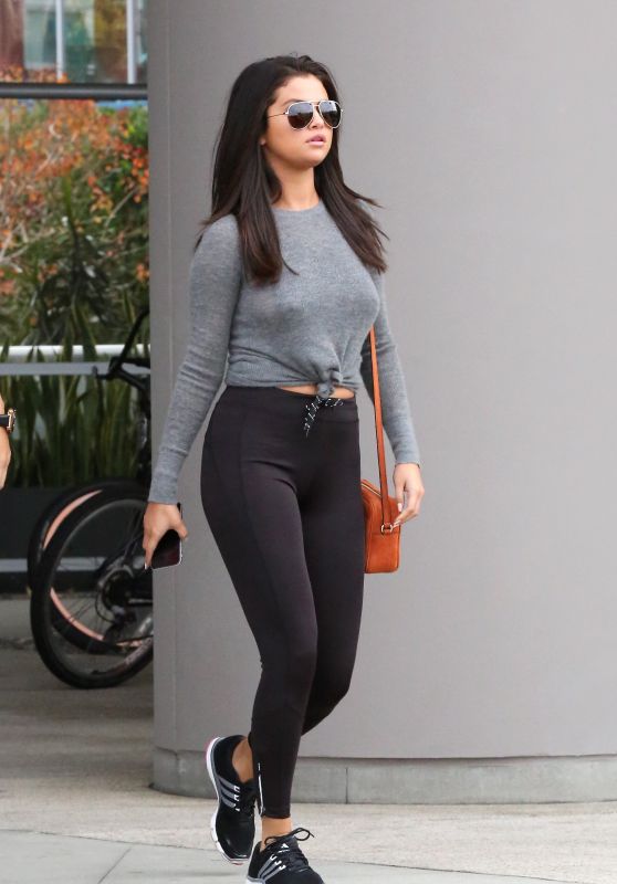 selena-gomez-in-tights-leaving-a-gym-in-west-hollywood-june-2015_