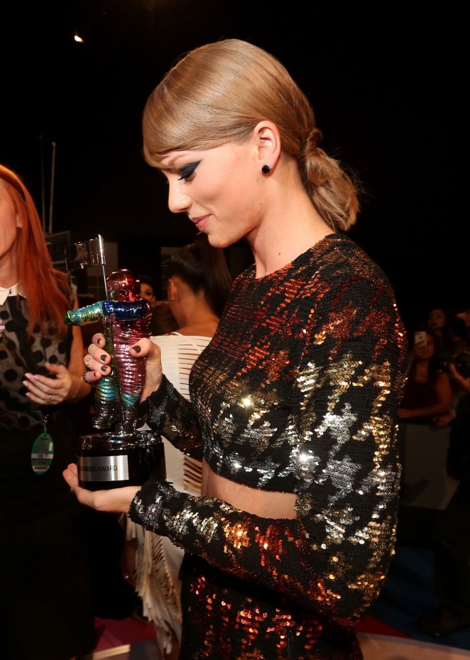 Taylor-Swift--2015-MTV-Video-Music-Awards--