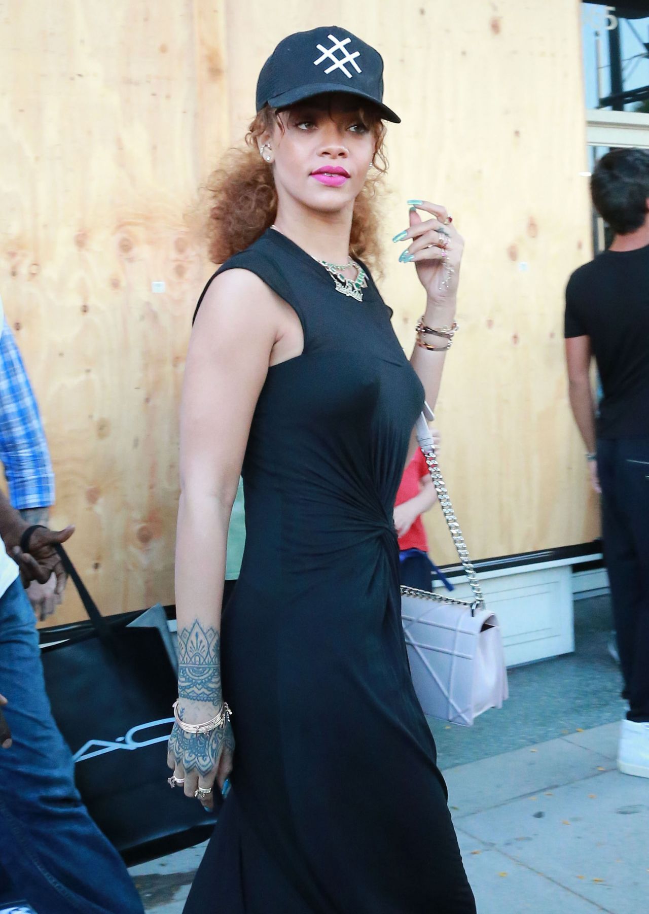 rihanna-casual-style-shopping-in-beverly-hills-july-2015_19