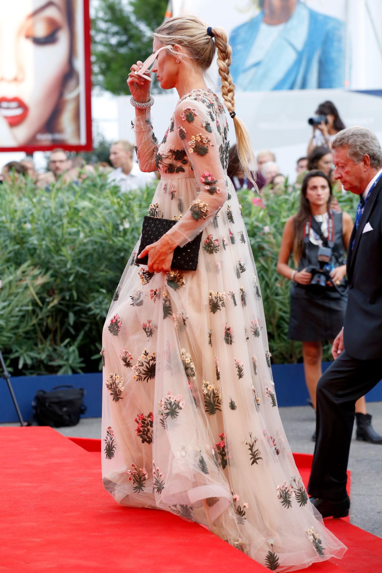 laura-bailey-opening-ceremony-and-premiere-of-everest-2015-venice-film-festival_5-1