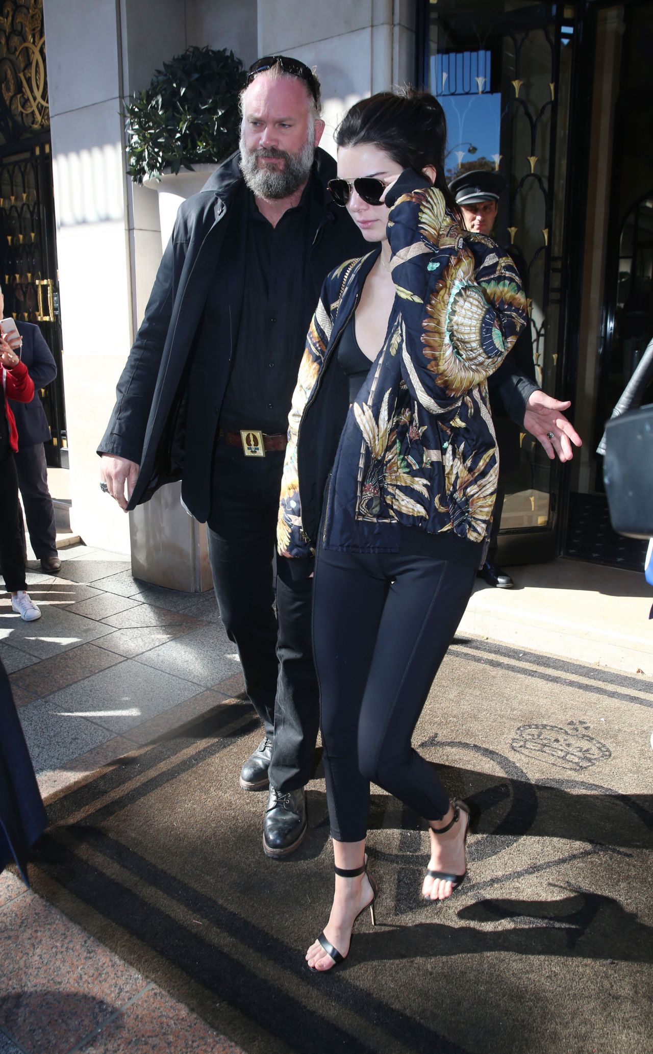 kendall-jenner-at-her-hotel-in-paris-october-2015_5
