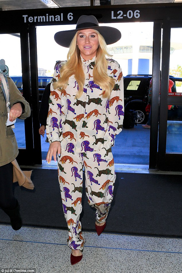 keesha-in-stella-mccartney-arriving-at-lax-airport