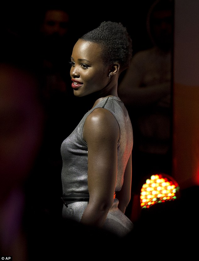 lupita-nyongo-in-roland-mouret-louis-vuitton-star-wars-mexico-city-photocall-premiere