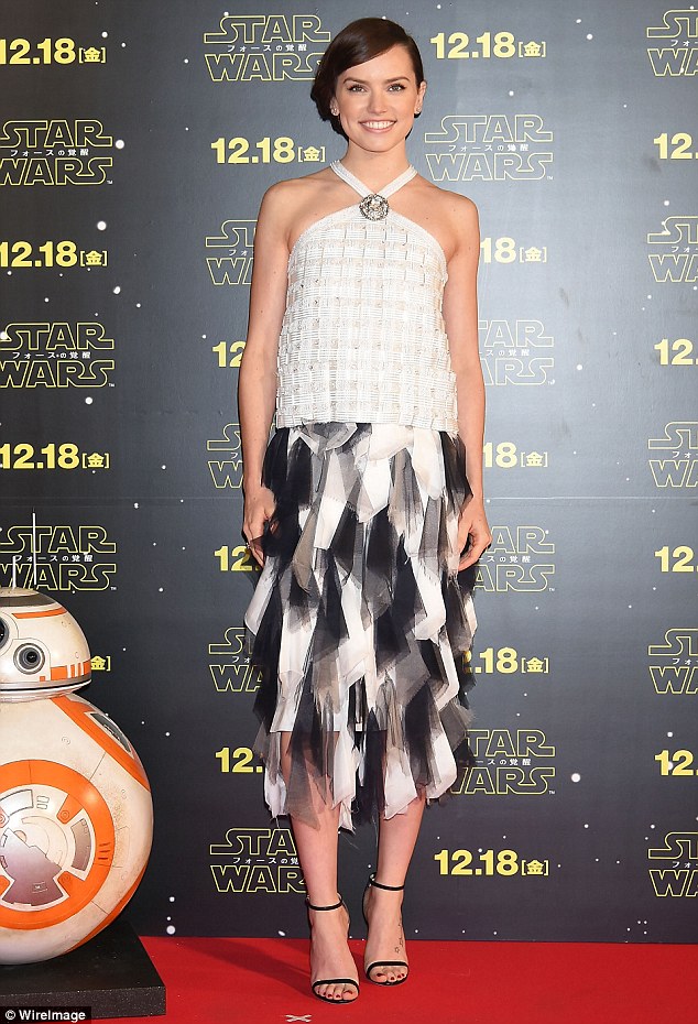daisy-ridley-in-chanel-star-wars-the-force-awakens-tokyo-premiere