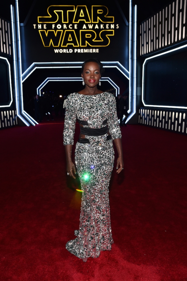 actress-lupita-nyongo-attends-the-world-premiere-of-star-wars-the-force-awakens-at-the-dolby-el-capitan-and-tcl-theatres-on-december-14-2015-in-hollywood-california