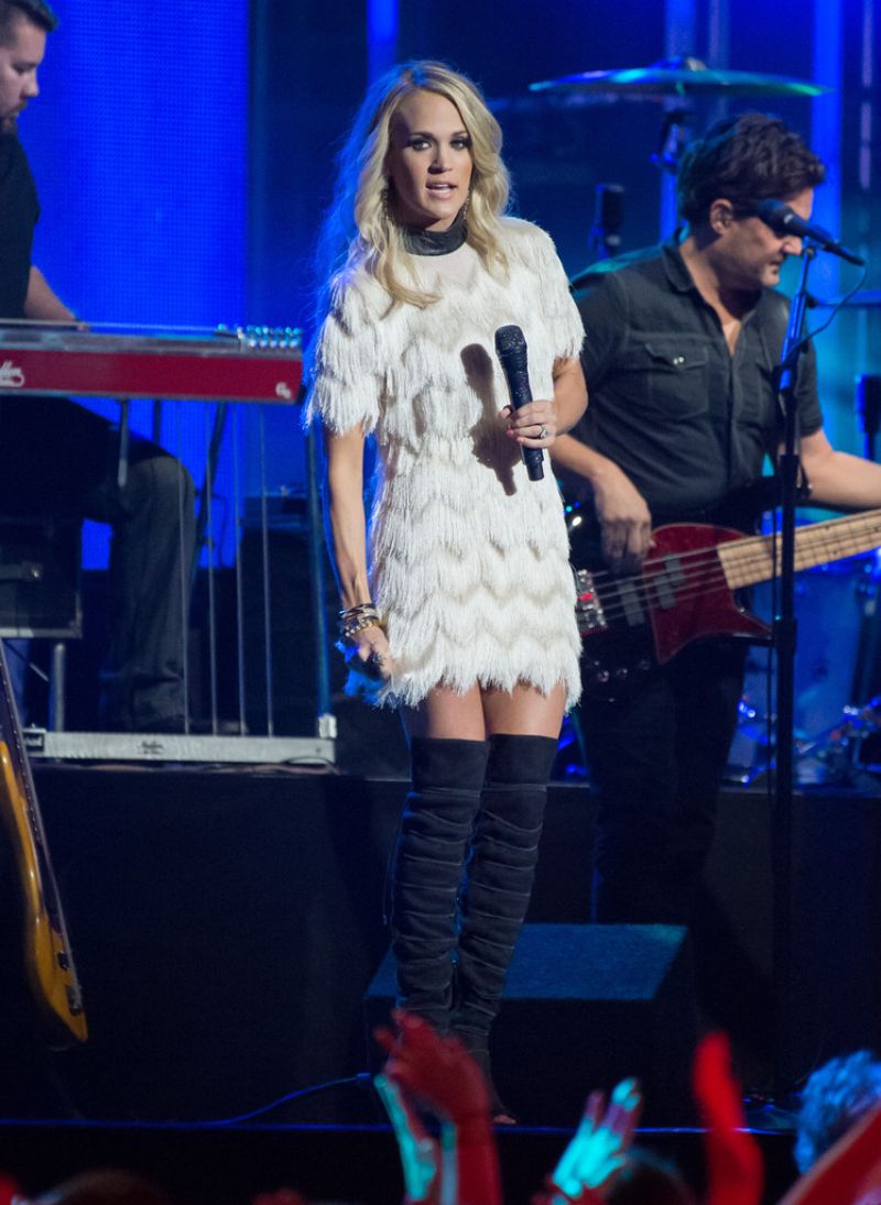 carrie-underwood-performs-on-jimmy-kimmel-live-in-hollywood-october-2015_1
