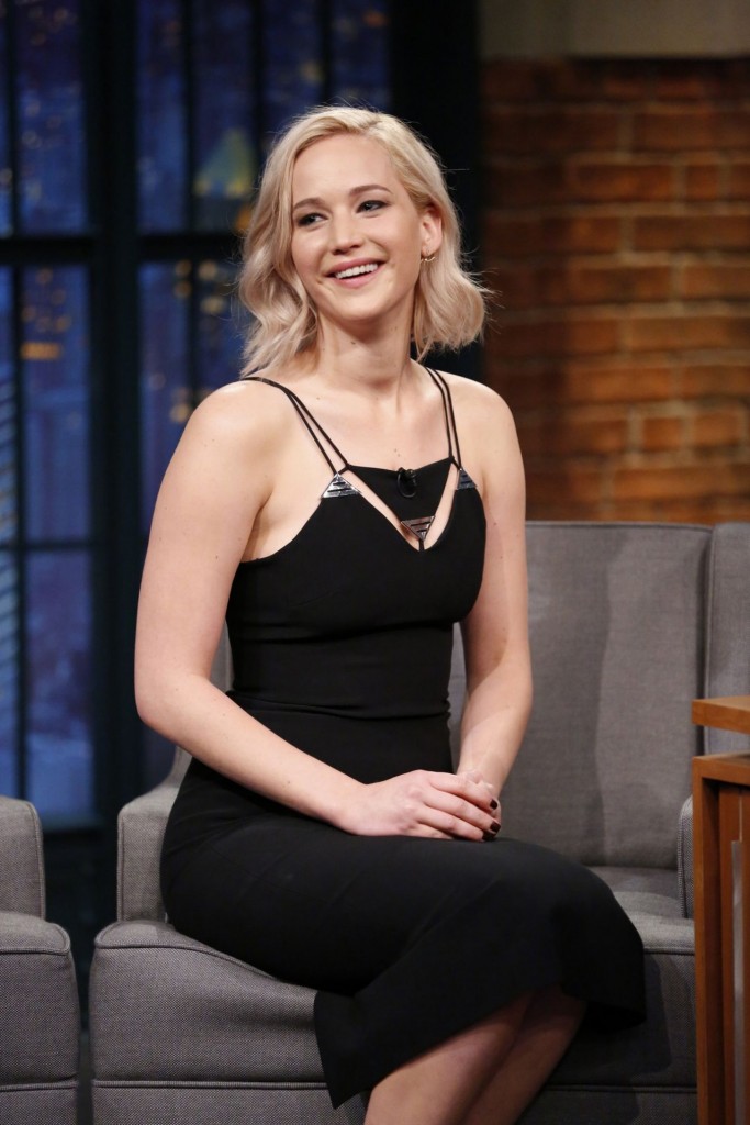 jennifer-lawrence-late-night-with-seth-meyers-in-new-york-city-december-15-2015_8