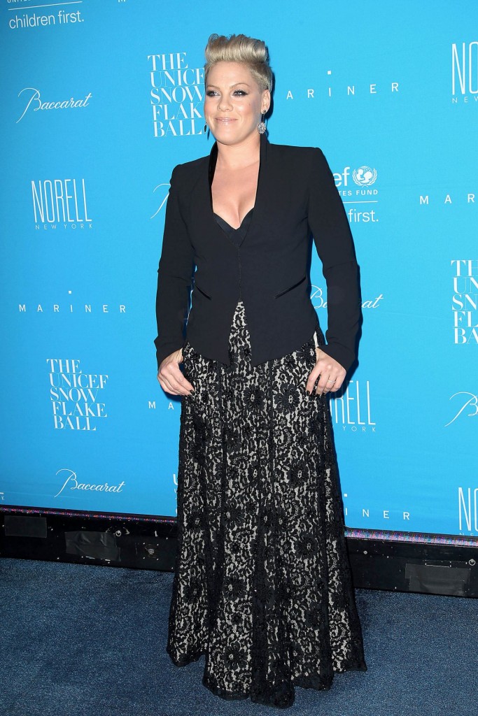 pink-2015-unicef-snowflake-ball-at-cipriani-wall-street-in-new-york-city_7
