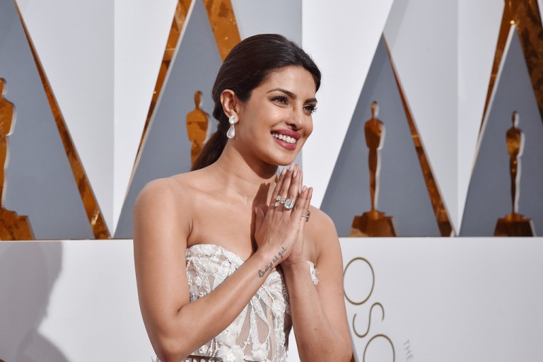 priyanka-chopra-2016-oscars-accessories-768x512