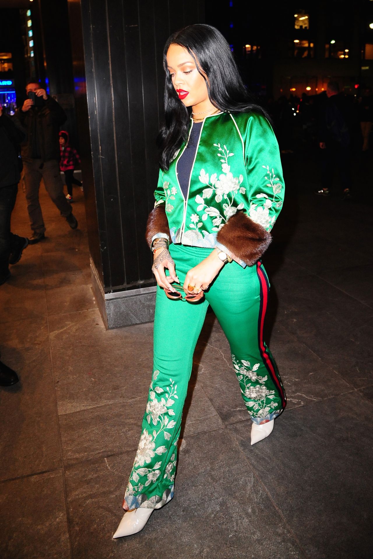 rihanna-looks-great-in-green-out-in-new-york-city-3-28-2016-15