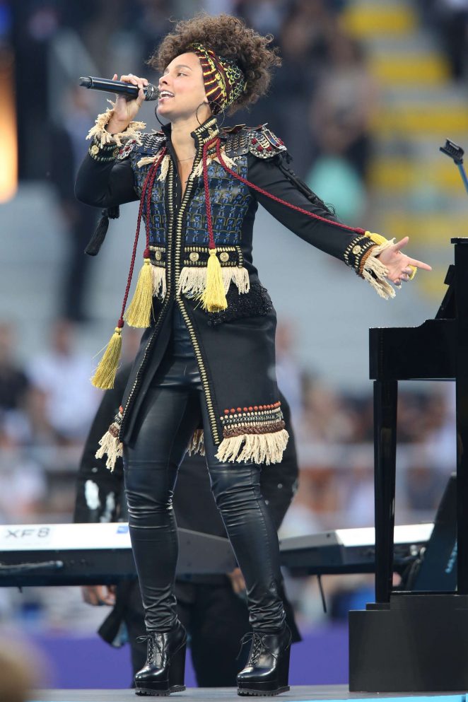 Alicia-Keys--Performs-at-the-UEFA-Champions-League-final-in-Milan--18-662x993