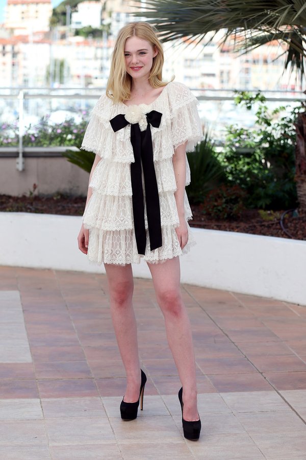 elle-fanning-in-chanel-at-the-neon-demon-69th-cannes-film-festival-photocall