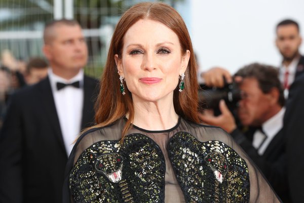 julianne-moore-in-givenchy-at-cafe-society-premiere-and-69th-cannes-film-festival-opening