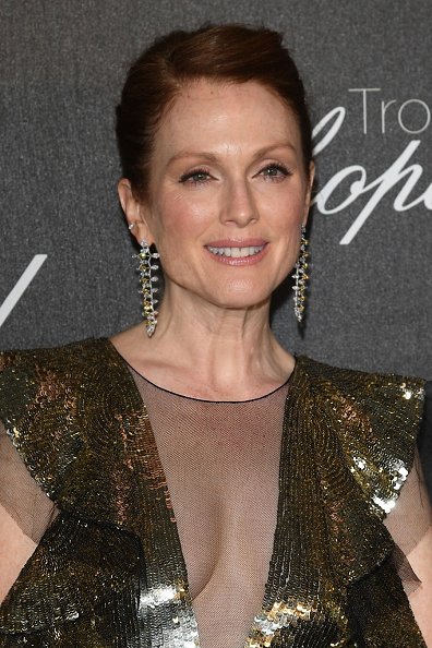 julianne-moore-in-alexander-mcqueen-chopard-trophy-at-20116-cannes-film-festival