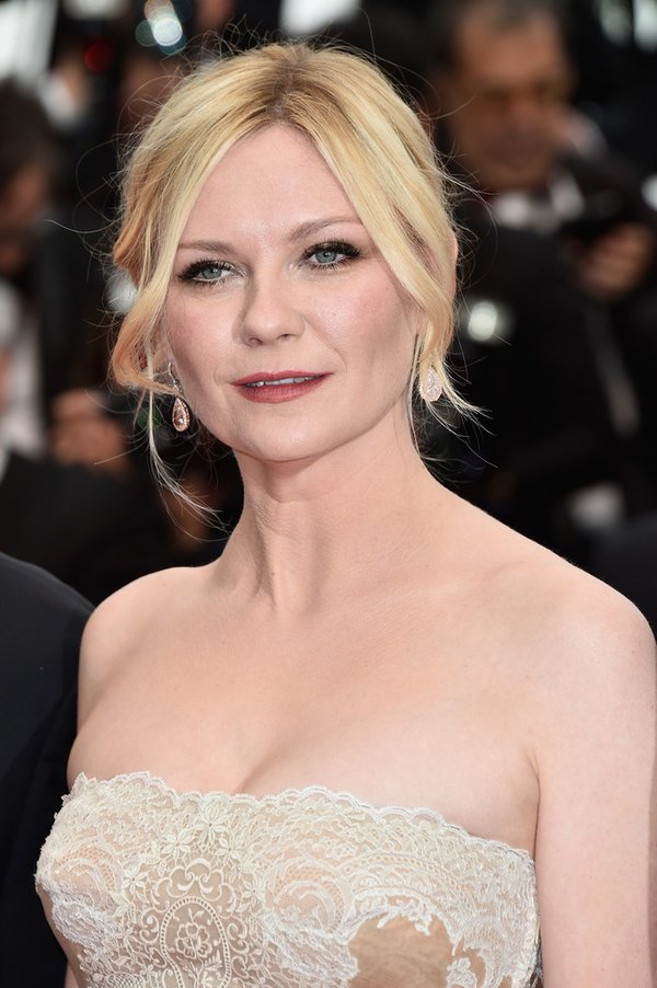 kirsten-dunst-in-valentino-at-the-69th-cannes-film-festival-closing-ceremony