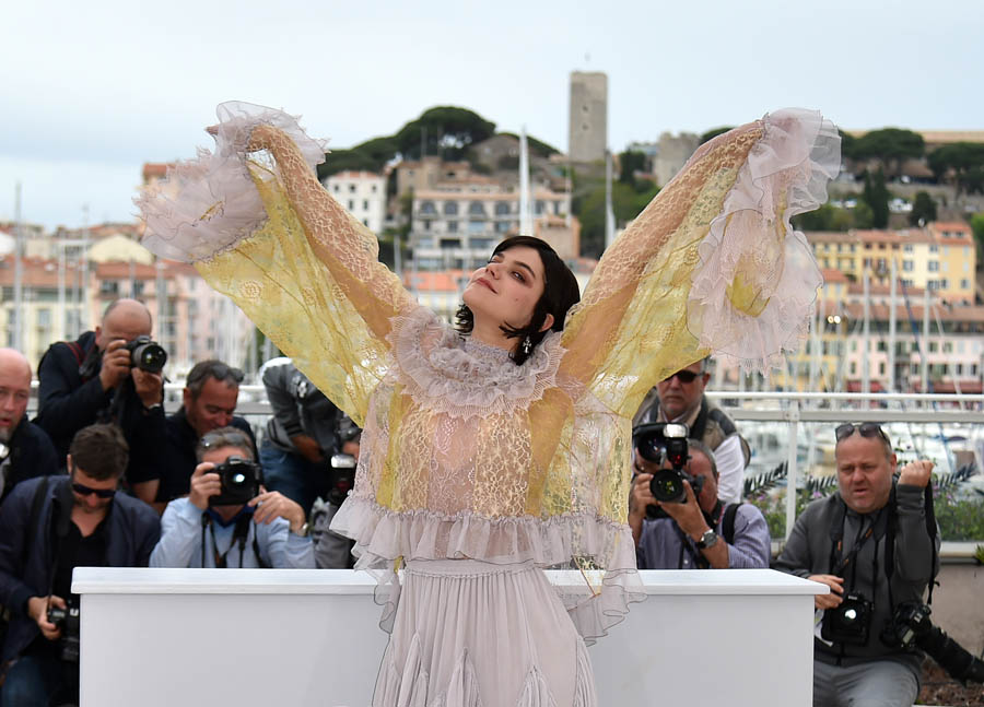 soko-in-chloe- the dancer -photo-call-at-cannes-film-festival