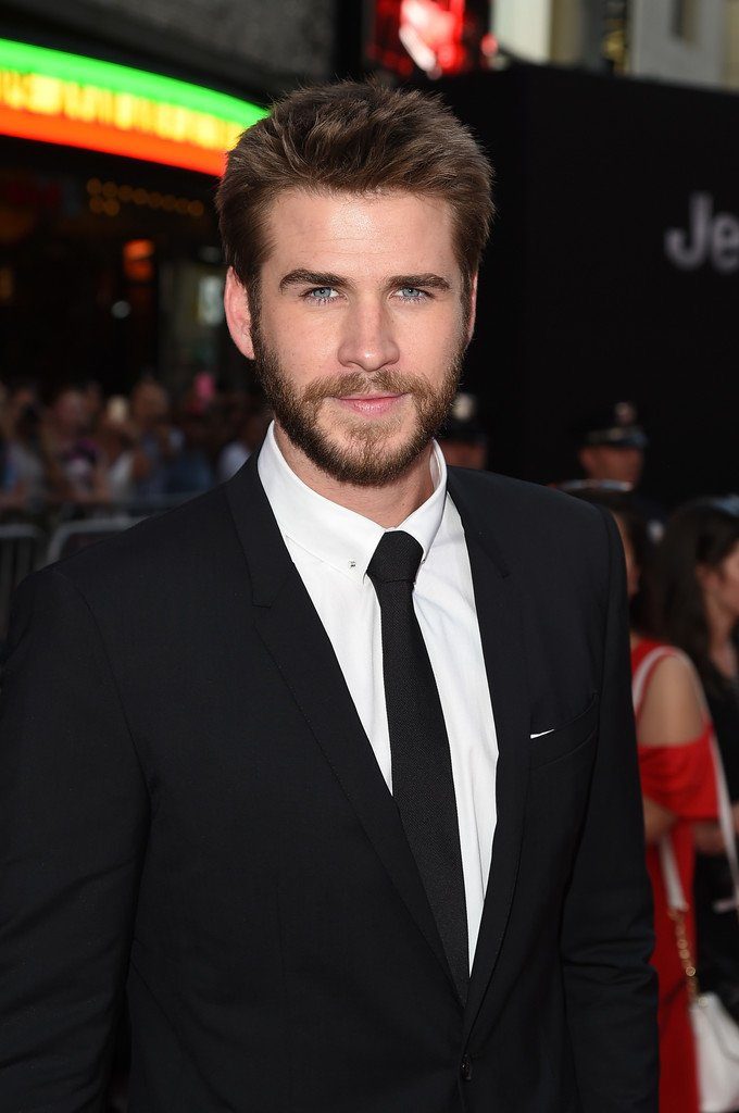 liam-hemsworth-in-dolce-gabbana-at-the-independence-day-resurgence-la-premiere