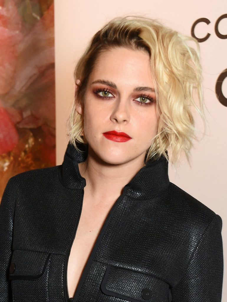 kristen-stewart-in-chanel-at-chanels-le-rouge-makeup-launch