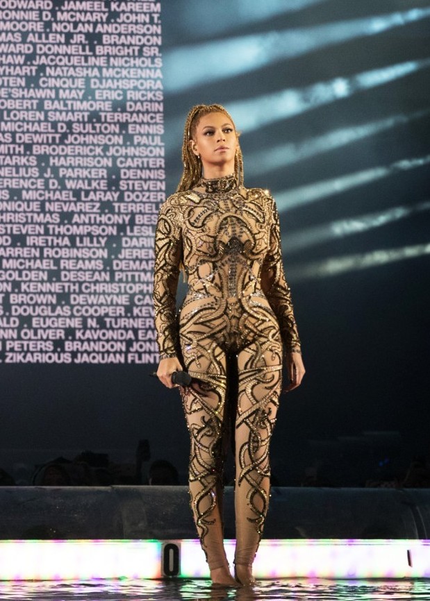 beyonce-in-roberto-cavalli-by-peter-dundas-performing-on-formation-tour