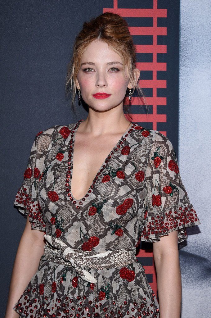 haley-bennett-in-altuzarra-at-the-the-girl-on-the-train-new-york-premiere.