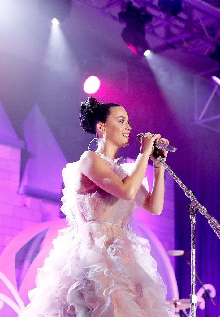 katy-perry-performs-in-marchesa-at-2016-childrens-hospital-la-once-upon-a-time-gala