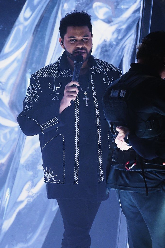 the-weeknd-in-valentino-performing-at-the-2016-american-music-awards