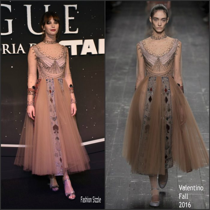 felicity-jones-in-valentino-at-rogue-one-a-star-story-fan-event-in-mexico-city-700×700