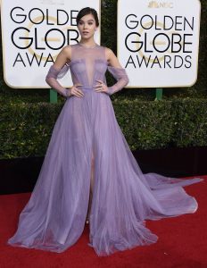 Hailee Steinfeld In Vera Wang At The 2017 Golden Globe Awards