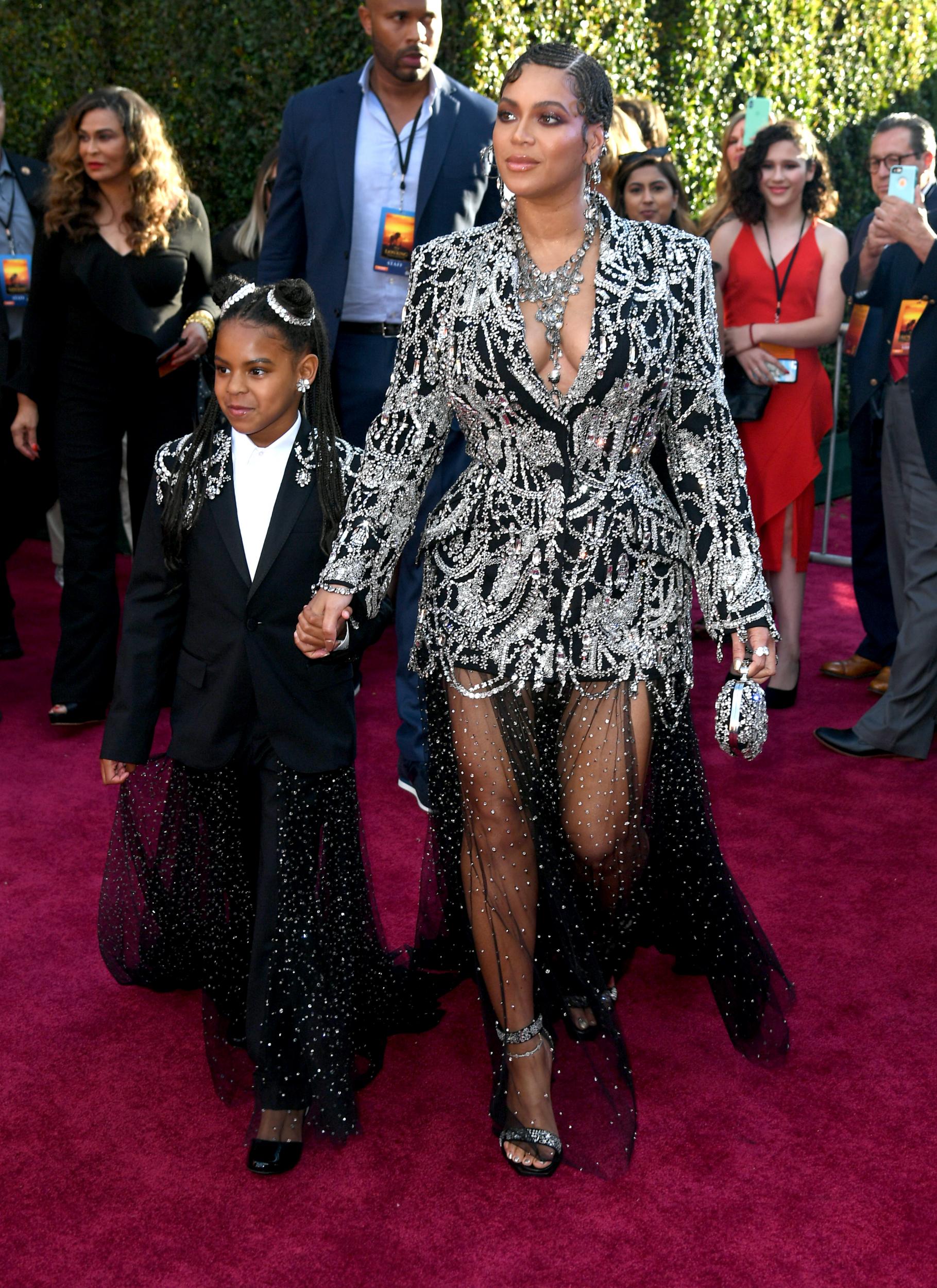 beyonce-knowles-&-blue-ivy-in-matching-outfits-@-‘the-lion-king’-world-premiere