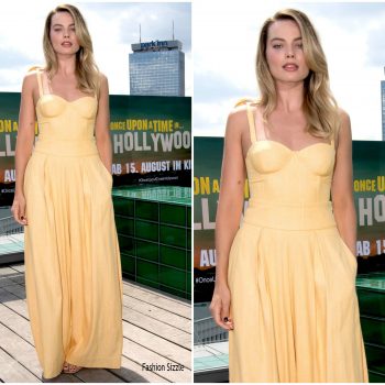 margot-robbie-in-rosie-assoulin-once-upon-a-time-in-hollywood-berlin-photocall