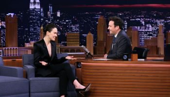 daisy-ridley-in-august-getty-suit-the-tonight-show-with-jimmy-fallon