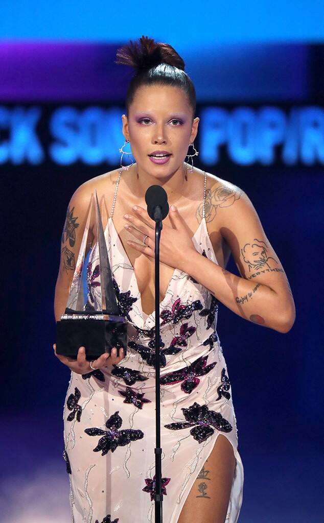 halsey-scoulds-grammys-during-amas-speech-after-being-snubbed