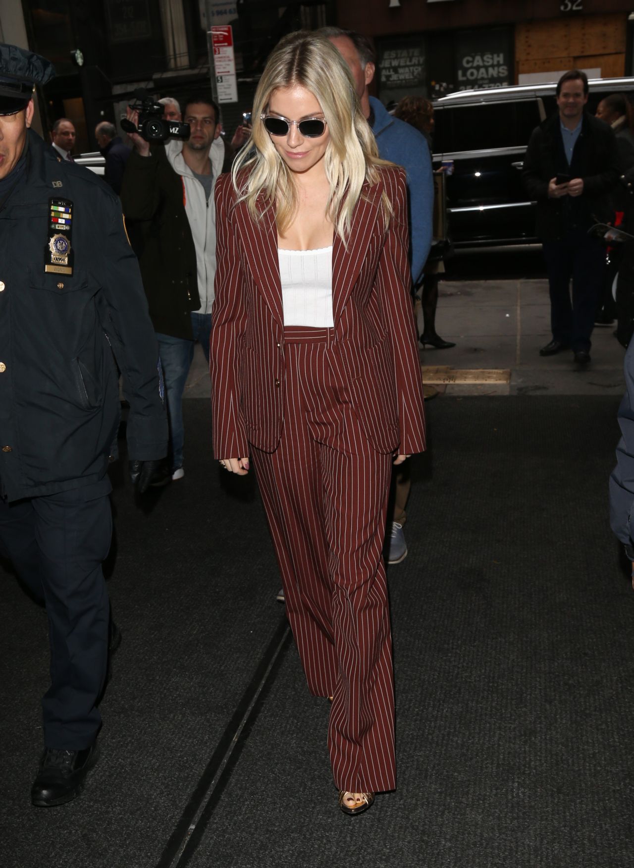 sienna-miller-in-marc-jacobs-arriving-the-today-show-in-new-york