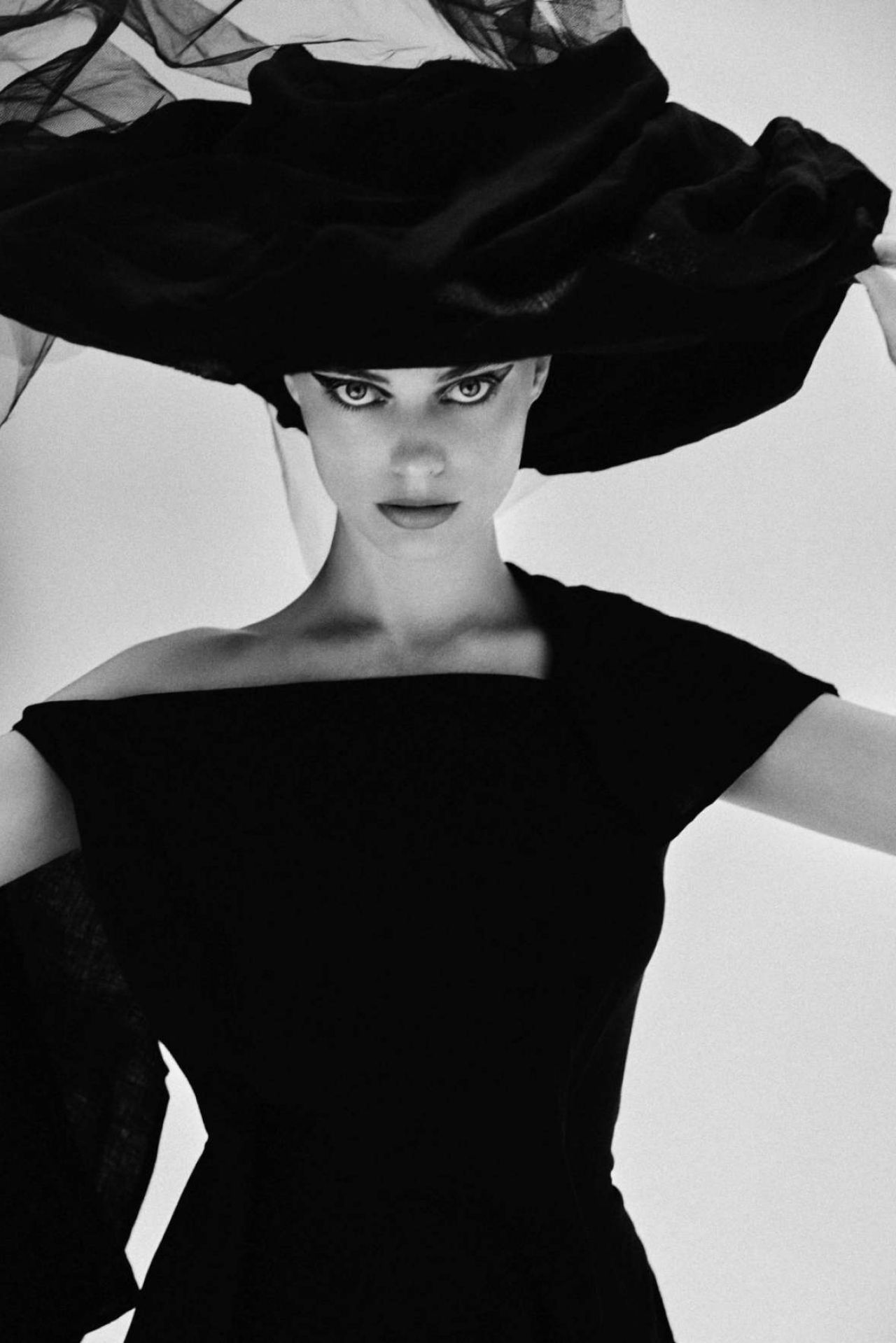 Margot Robbie Covers V Magazine Spring 2020 Photoshoot (Yohji Yamamoto)