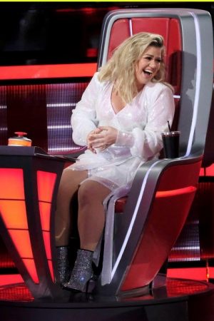 Kelly Clarkson In Andamane Dress @ The Voice