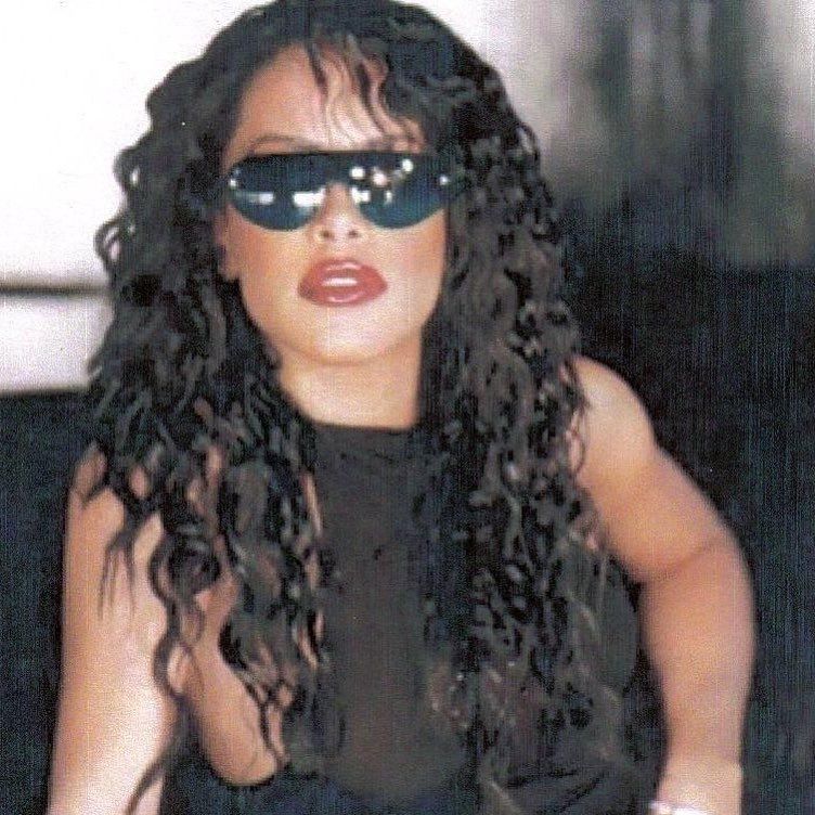 Throwback : Aaliyah Rocking Shades