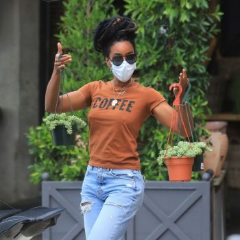 kelly-rowland-in-ripped-jeans-coffee-tee-shopping-for-house-plants-in-la