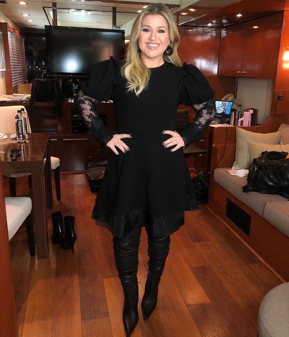 Kelly Clarkson Wears Bottega Veneta @ America’s Got Talent August 12, 2020